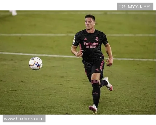 探索小众足球之美:那些被遗忘的球星与独特赛场风采 探索小众足球之美:那些被遗忘的球星与独特赛场风采