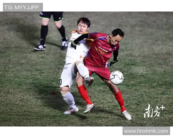 冷漠足球球星冷眼注视画面展现独特个性与比赛中的坚韧决心